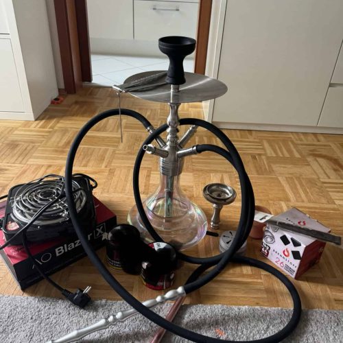Shisha mit Glasbowl, Schlauch und Kohle.