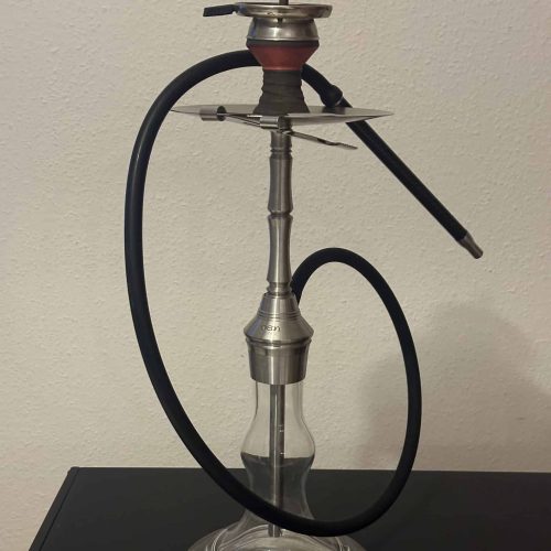 Rauchsäule mit Schlauch und Metallaufsatz, ideal für Shisha-Liebhaber, gebraucht, gut erhalten.