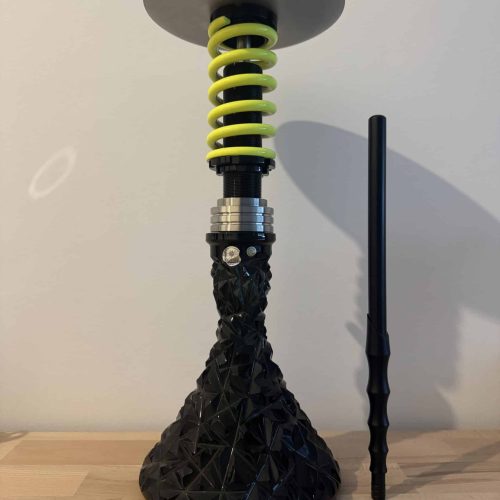 Moderne Shisha mit schwarzem Basis und gelber Feder, inklusive Tonkopf und Zange.