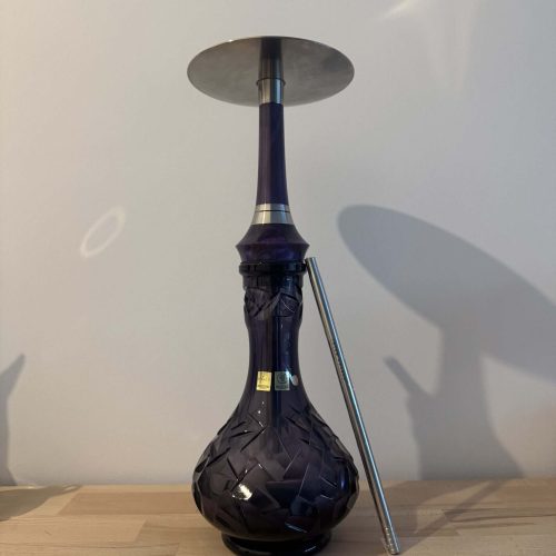 Schwarze Shisha mit Metallrohr und Glasbowl auf Holzplatte.