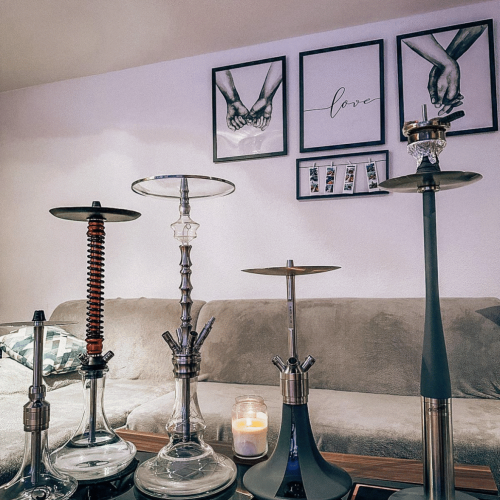 Dekorative Shisha mit mehreren Schläuchen und stilvollen Elementen.