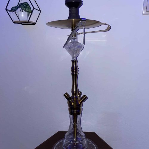 Rauchpfeife mit Glasaufsatz, Keramikbowl und Beleuchtung, ideal für Shisha-Liebhaber.