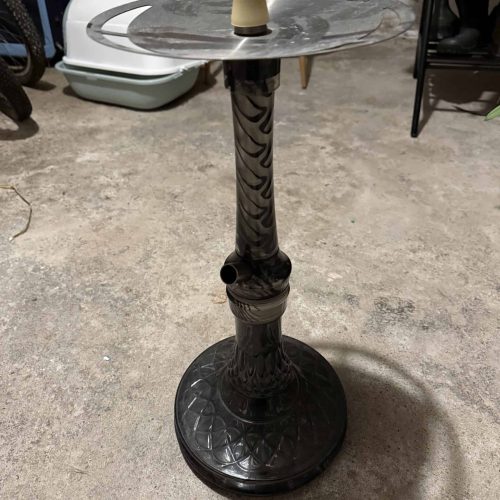 Runde Shisha mit schwarzem Stand und Glasplatte, gut erhalten.