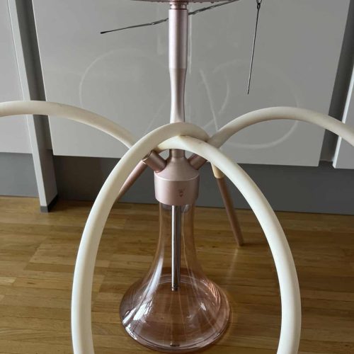 Shisha-Stand mit Glasbowl und Zubehör, ohne Schlauch.