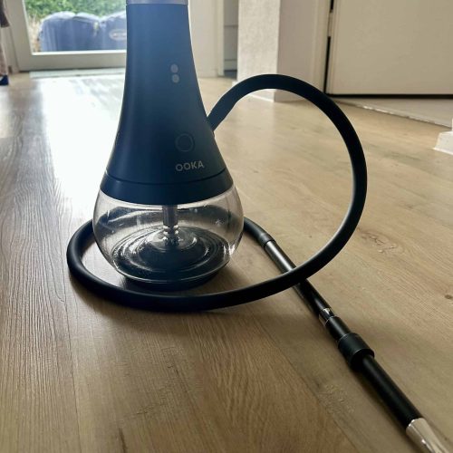 Moderne Wasserpfeife mit blauer Kopf und flexiblem Schlauch.