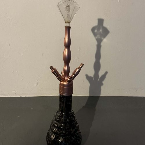 Shisha-Glasbowl mit Metallhals auf schwarzem Tisch.