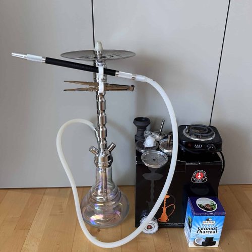 Shisha mit Glasbowl, Schlauch und Kohleofen.