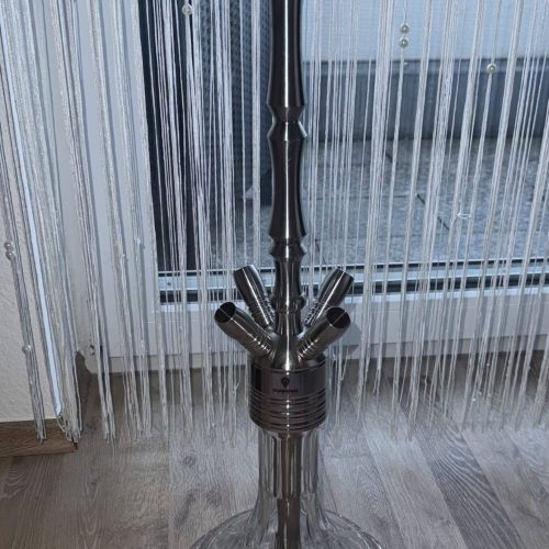 Wasserpfeifenständer mit Glasplatte, ideal für Shisha-Liebhaber, stilvoll und funktional.