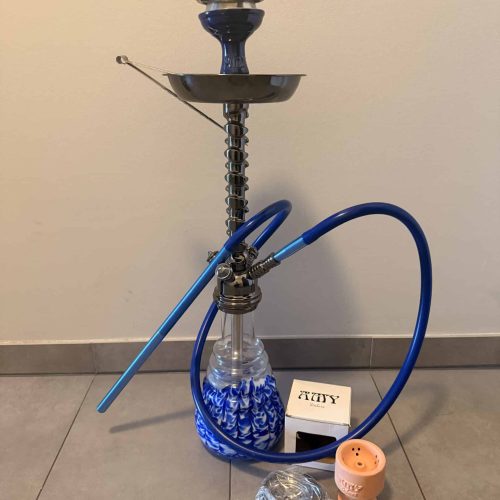 Shisha mit blauer Glasbowl, Schlauch und Zubehör auf Boden.