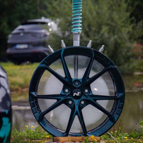Ein einzigartiges Shisha-Design mit Rad und Federmechanismus im Freien.
