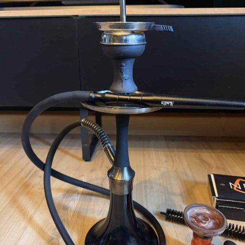 Schwarze Shisha mit Edelstahl-Glasbowl und Schlauch.