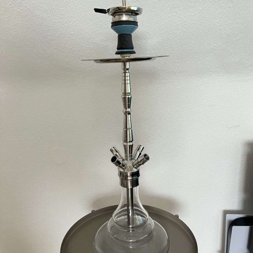 Rauchsäule für Shisha mit Glasbowl und Metallständer, ideal für Wasserpfeifen-Liebhaber.