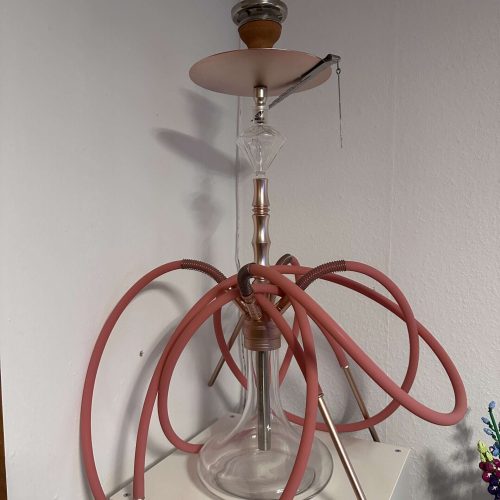 Shisha mit mehreren Schläuchen und Glasbowl, ideal für gesellige Rauchabende.