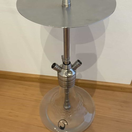 Shisha-Tabakständer mit Metallplatte und Glasbowl, Zubehörteile sichtbar.