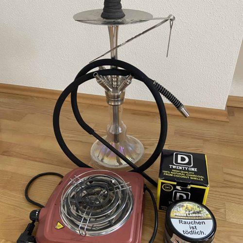 Shisha mit Heizplatte, Kohle und Tabak für den Verkauf.