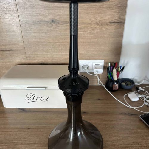 Hochwertige Shisha mit schwarzem Glas und Edelstahl-Elementen.