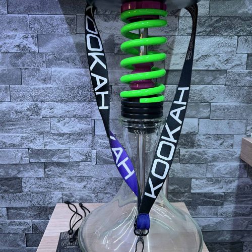 Moderne Kookah Shisha mit buntem LED-Schlauch und Glasbasis.