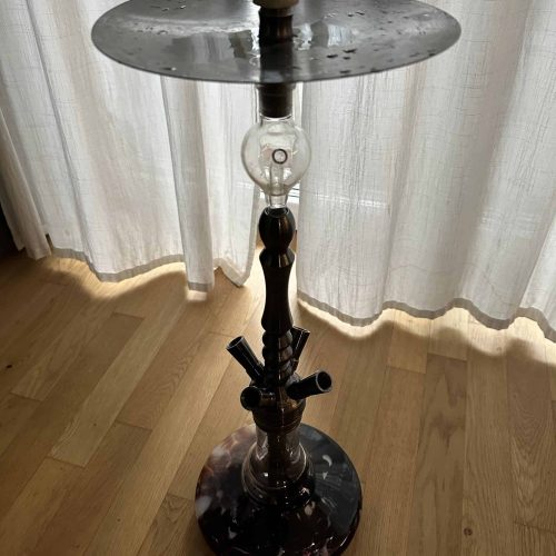 Rauch-Hookah mit Glasaufsatz, Metallplatte und dunklem Holzständer, ideal für Shisha-Liebhaber.