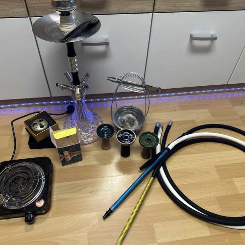 Komplettes Shisha-Zubehör mit Kohle, Schläuchen und Tabak.