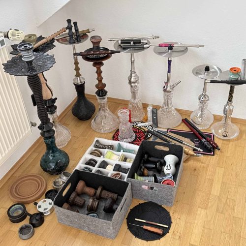 Verschiedene Shisha-Kohlen, Tabak, Schlauch und Zubehör für Wasserpfeifen.