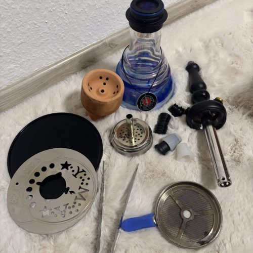 Shisha mit Glasbowl, Tabakkopf und Zubehör.