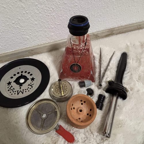 Shisha-Zubehör mit Glasbowl, Tabak, Kohle und Dichtungen.