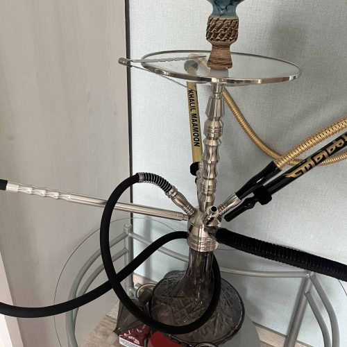 Shisha mit Glasbowl, Schlauch und Kohleteller, bereit zum Rauchen.