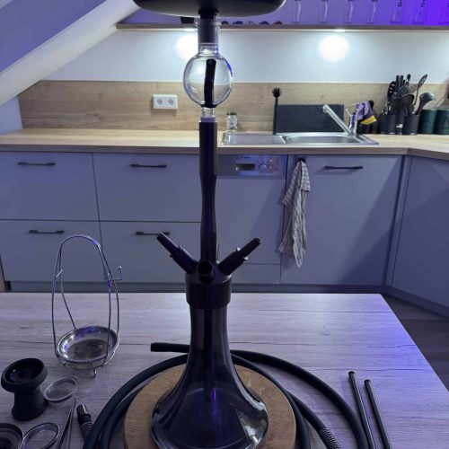 Rauchersäule mit LED-Beleuchtung, ideal für Shisha- und Rauch-Events, aufgeräumt in moderner Küchenu.