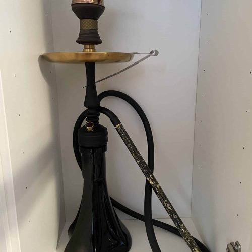 Rauchende Shisha mit Glas- und Metallteilen, ideal für Genuss und Entspannung.