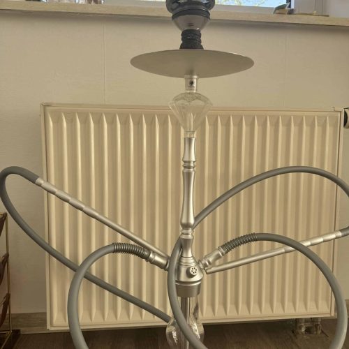 Wasserpfeife mit mehreren Schläuchen und Metallkopf, ideal für Shisha-Liebhaber.
