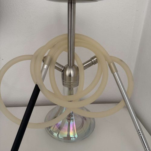Moderne Shisha mit mehreren Schläuchen und Edelstahl-Design.
