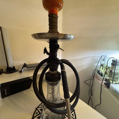 Rauchsäule mit Shisha auf einem Tisch, inklusive Wasserpfeife und Zubehör.