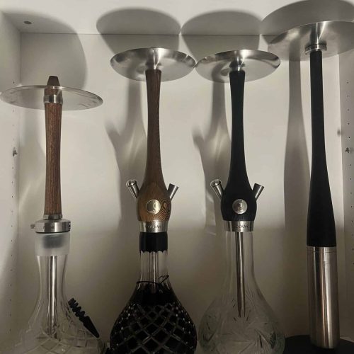Verschiedene Shisha-Köpfe und Gläser, perfekt für den Gebrauch.