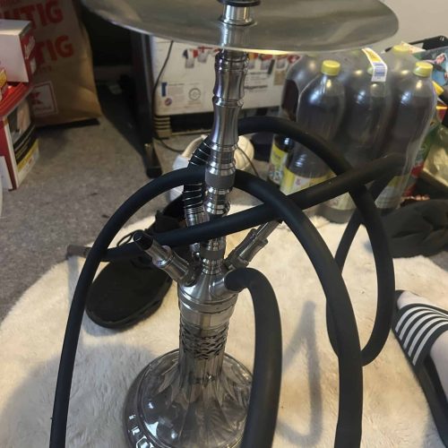 Dekorative Shisha mit mehreren Schläuchen und Metallkopf.