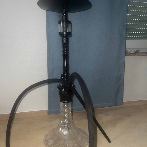 Hookah mit Glasbasis, Schlauch und Kopf, Indoor-Setup.
