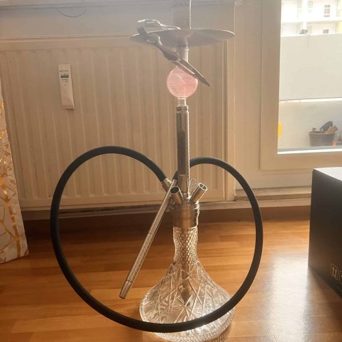Shisha mit Glasbowl, Silikonschlauch und Metallzubehör.