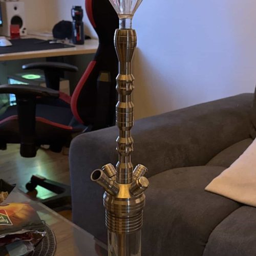 Hochwertiger Hookah mit Glas- und Metall-Design, ideal für Shisha-Liebhaber.