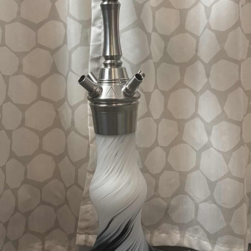 Shisha-Tisch mit silbernem Kopf und schwarzem Sockel, ideal für Raucher- und Lounge-Bereiche.