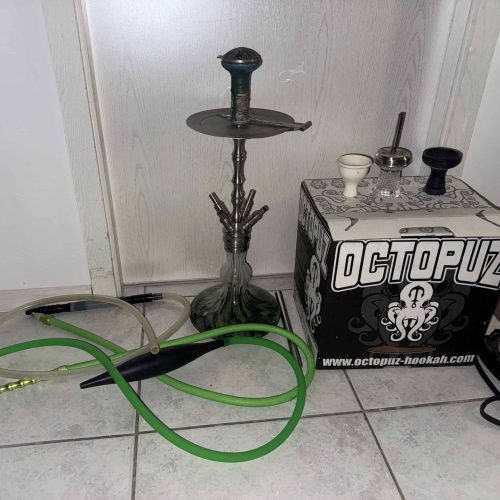 Wasserpfeife mit Glasbowl, Schlauch und Octopuz-Box, für Shisha-Rauchgenuss.