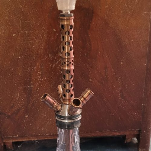 Wasserpfeife mit Glasbasis, Metallaufsatz und Hitzeschild, ideal für Shisha-Liebhaber.