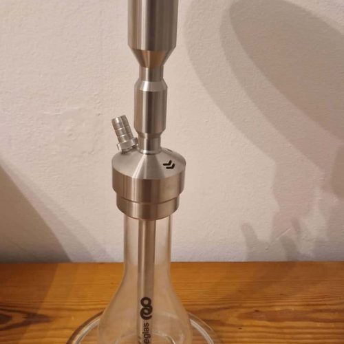 Shisha mit Metallaufsatz und Glasbasis, ideal für Raucher und Sammler.