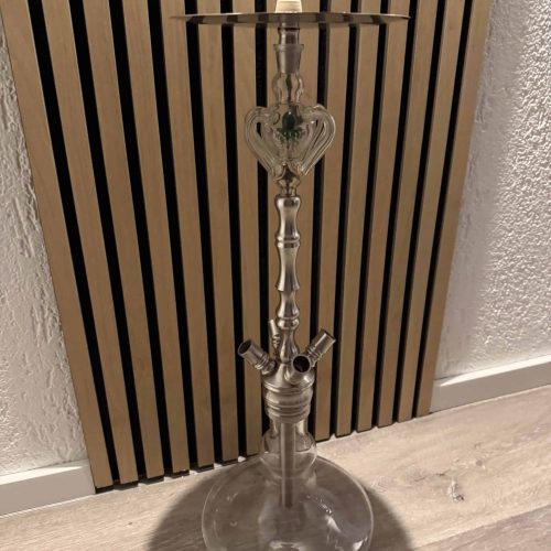 Elegante Shisha mit Glasbasis und Metallrohr, ideal für Raucher.