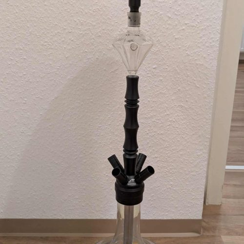 Rauchsäule mit Glasbasis, Holzaufsatz und mehreren Schlauchanschlüssen.