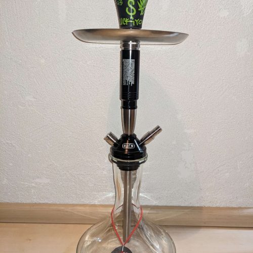 Shisha mit Glasbowl, Silikonschlauch und Kohleteller.