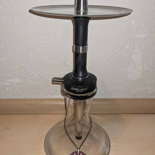 Shisha-Halter mit Glasbasis und Metallaufsatz, ohne Rauch.