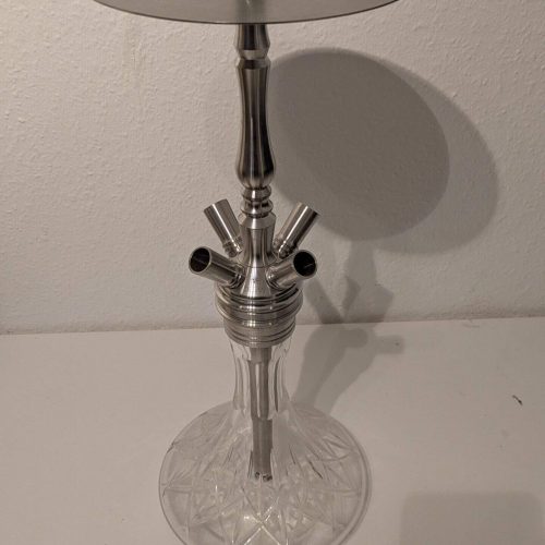 Raucherset mit Glasbasis, Metallaufsatz und Ablagefläche.