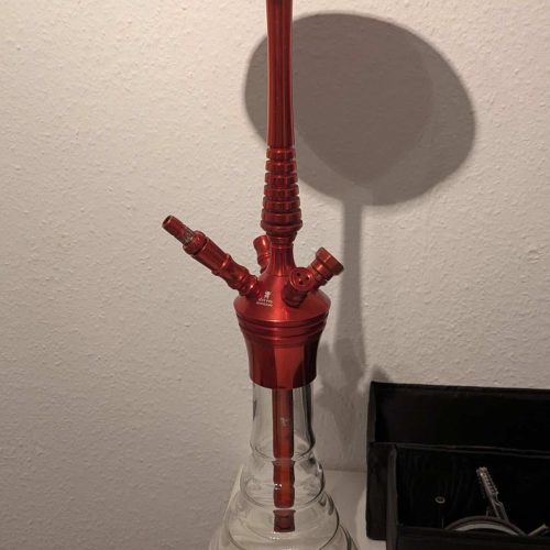 Rote Wasserpfeife mit Glasbowl, ideal für Shisha-Liebhaber. Hochwertiges Material, einfach zu bedien.