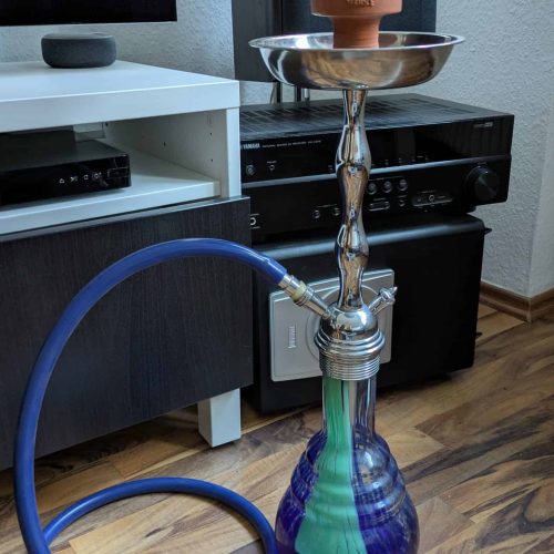 Bunte Wasserpfeife (Shisha) mit Silikonschlauch und Tabakaufsatz.