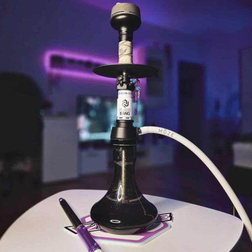 Moderne Wasserpfeife mit LED-Beleuchtung und Zubehör.