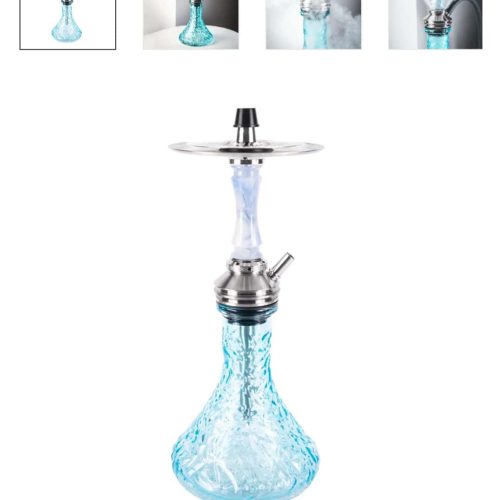 Wasserpfeife mit Glasbowl, Metallaufsatz und Wasser im transparenten Glasgefäß.